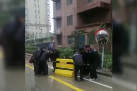 平阴一小区消防通道安装石墩被曝光后，物业把石墩往路中间挪了挪图片