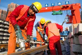 人民日报：光荣属于劳动者，幸福都是奋斗出来的图片