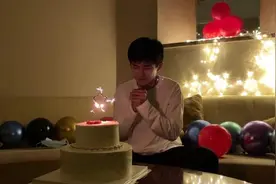 易烊千玺20岁啦！从此告别少年时代，迎来更耀眼的、属于自己的时代图片