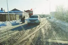 哈尔滨这条街上次降雪至今没人清！负责人回应了图片