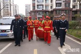 一人入伍全家光荣“光荣之家”门牌送到家门口图片