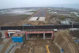 下穿万吨重载铁路，我国首座下穿瓦日重载铁路立交桥顶进就位图片