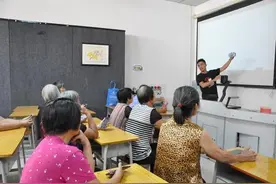 老年人如何玩转智能手机？东莞社工来支招图片