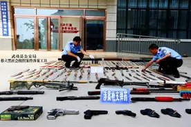 与民警持枪对射、逼人剁手指，这个“黑老大”判了图片
