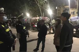 高空抛物危险！天降芒果砸中小车挡风玻璃图片