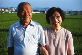 泪崩！84岁文盲老人苦读近20年学写字，结婚35周年写7页情书送妻子视频封面