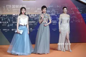 张蓝心姚星彤亮相金鸡红毯 高开叉低胸裹臀裙吸睛图片