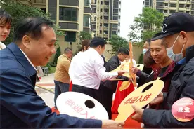 告别脏乱差！南宁东沟岭三五七组团首批拆迁户喜领新房钥匙图片