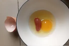 稀奇！做早餐鸡蛋里打出一枚异形“小鸡蛋”，专家这样解释……图片