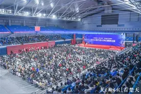 40万校友捐赠超12亿！武汉大学隆重表彰先进抗疫校友图片