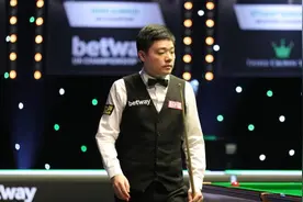 体坛联播｜丁俊晖英锦赛出局无缘卫冕，利物浦再遇VAR争议图片