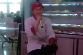 大学食堂厨师唱歌走红 ：怕学生吃饭单调 对生意也挺有帮助视频封面