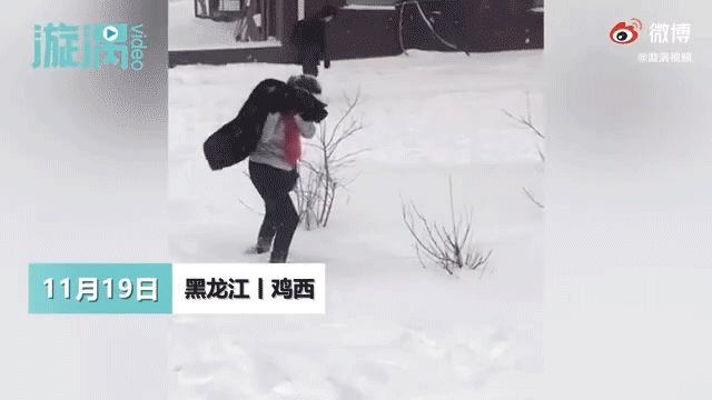 “黑龙江大妈雪地洗貂”火了！网友集体跑偏…图片