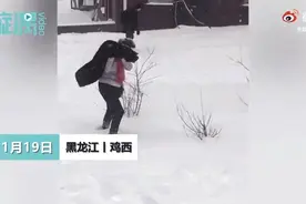 “黑龙江大妈雪地洗貂”火了！网友集体跑偏…图片
