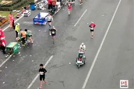推着脑瘫儿子跑马拉松 这位父亲今年来到了成马图片