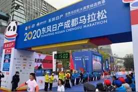 最后一名也有奖牌和鲜花！“压哨”完赛的她收到成马暖心大礼图片