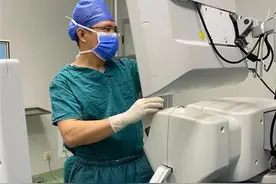 三岁男孩无故常摔跤，原来是患有白内障图片