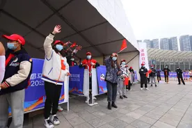 2347名青年志愿者 成都马拉松另一道风景线图片