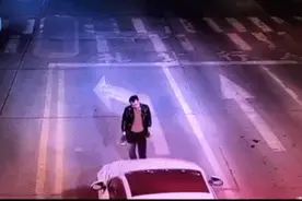 渭南一男子机动车道上尬舞耍酒疯，逼退多辆汽车图片