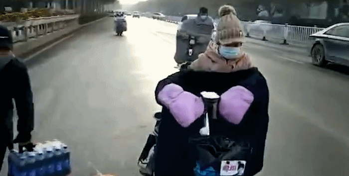 零下4℃洒水车工作致路面变“溜冰场”当地回应图片