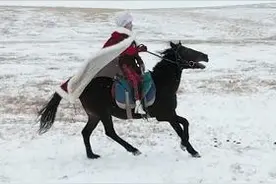 飒！女副县长雪地策马奔腾宣传旅游：当天很紧张，鞋子冻得像冰块图片
