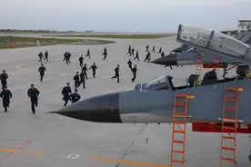 西部战区空军某基地：新体制托举战鹰奋飞空天图片