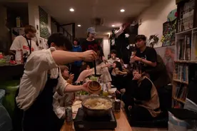 30人睡的大通铺成东京租房新时尚，男女混住，艺术家、创作者、工程师都是房客图片