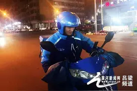 寒冷冬日中的劳动者：穿梭在大街小巷的外卖小哥图片