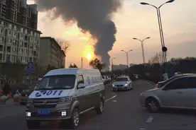 17辆消防车扑救近8小时 裕隆工业园区内一公司库房着火图片