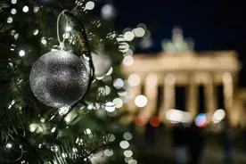 柏林勃兰登堡门点亮圣诞树图片