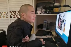 仅三根手指能动， “渐冻人”小伙与命运抗争，“敲”出精彩人生图片
