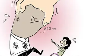 愤怒！泉州：男子将菜刀扔向妻子，砸中头部！孩子就在一旁……图片
