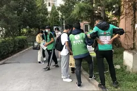疯狂的买菜大战：地推小哥混战小区，「拼的就是脸皮厚」|「新经济」十年盘点图片