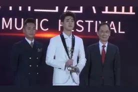 张云雷获“最具突破男歌手奖”，乐评人直言太“荒谬”图片