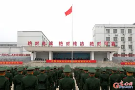 武警湖南总队：邀请家长参与授衔 暖心政策让新兵备受鼓舞图片