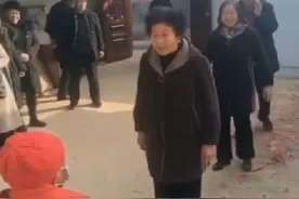 天伦之乐！8个子女排队为百岁母亲祝寿，最大的82岁最小的57岁图片