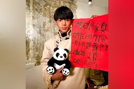 “顶流”丁真：带火家乡旅游正学习汉语，同款耳环围巾也卖爆图片