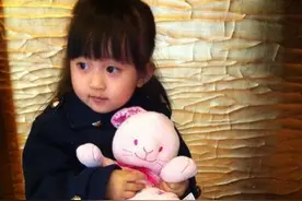 还记得cos阿拉蕾走红的小葡萄吗？她13岁长这样图片