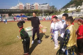 超爽！这所学校的学生丢包、打陀螺、顶罐……也算“考试”图片