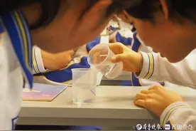切断艾滋病传播路径！山师附中课堂上模拟著名“换水实验”图片