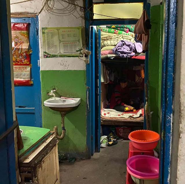 住在吉林5元旅店的单身女人们：不避讳谈及男女间的关系，打工都是为了孩子，旅店老板是个“孙二娘”