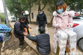 55岁残疾男子捡废品养活82岁智障哥哥，一路艰难幸有爱相助图片