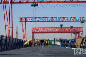 河北遵化：冬日京秦高速公路施工忙图片