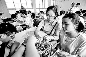 图片新闻：安徽合肥庐江县第二中学航空实验班课堂图片