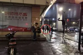 谁家的孩子啊？杭州冷雨夜，六岁女童闹市街头落单哭泣图片