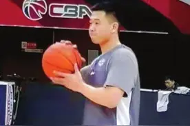 天津男篮抵赛区 李荣培随队首练图片