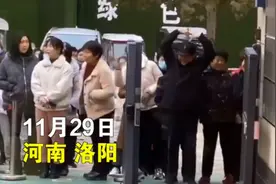 画面有爱！“超甜”爷爷幼儿园接孙女每天隔空比心，网友直呼好暖图片