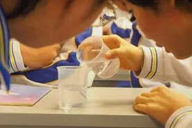 果然视频丨艾滋病咋传播？山师附中“换水实验”模拟传播警醒学子视频封面