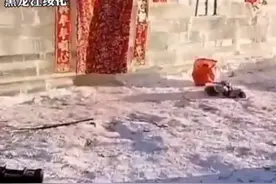 牛人！东北大哥用两百多块冰建冰屋，还能在里边打麻将吃火锅图片