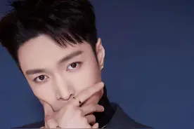 张艺兴身着蓝色西装 闪绅士风十足图片